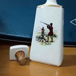 Garrafa com motivos de caça da Sociedade de Porcelanas de Coimbra *