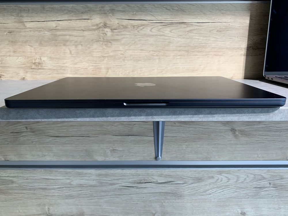 MacBook Air 15’ 2024 год. M3 8/256 аккумулятор 100%