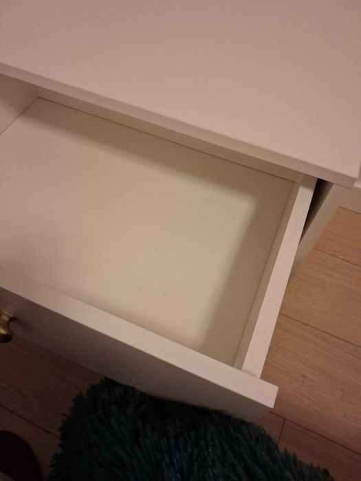 Biała szafka nocna z połyskiem