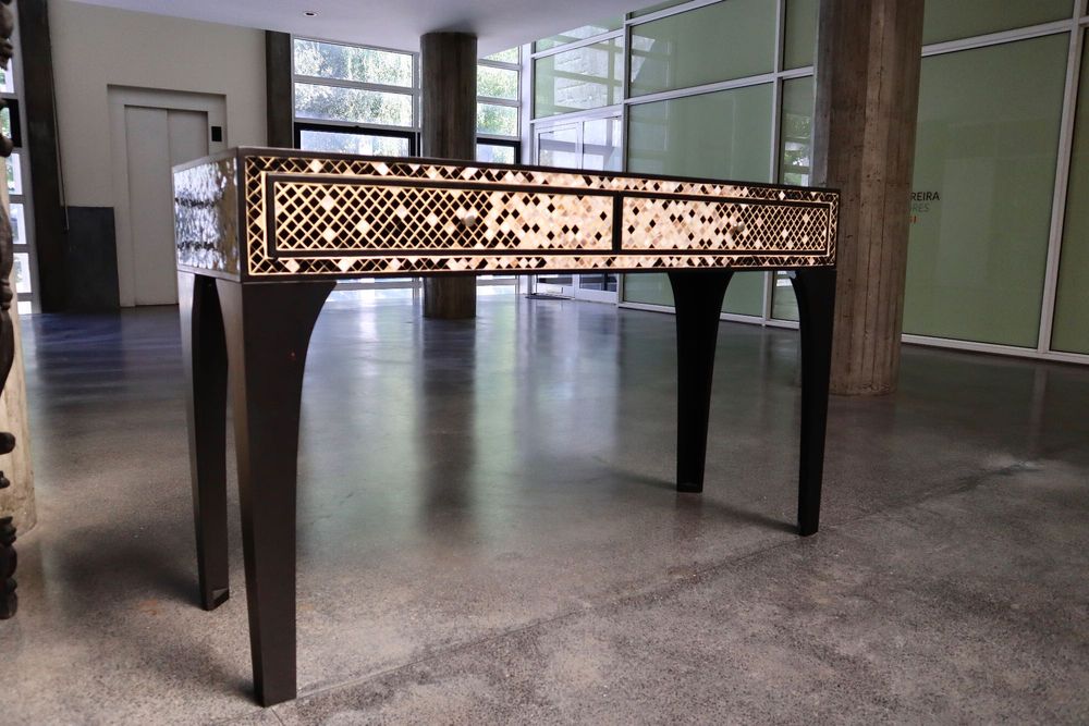 Móvel elegante com pedrinhas