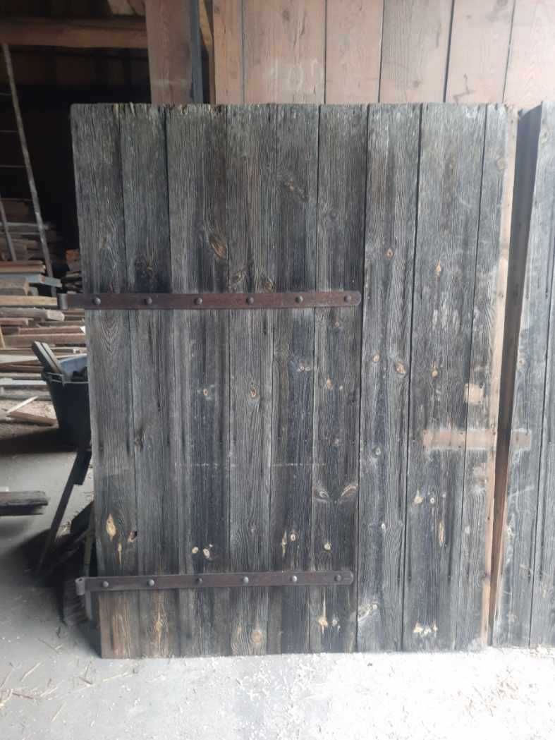 stare drzwi garażowe drewniane