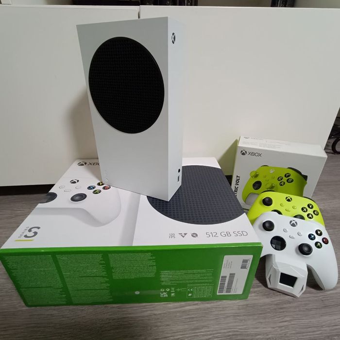 Xbox Series S 512 gb + геймпад + зарядна станція і акумулятори.