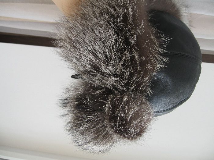 Шапка-ушанка из кожи с мехом чернобурки