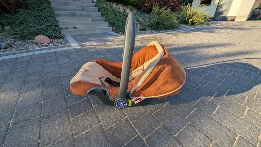 Fotelik samochodowy dla dziecka, nosidło