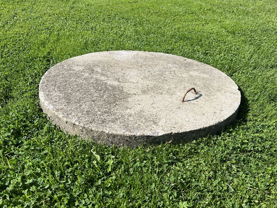 Pokrywa betonowa o średnicy 95 cm, grubości 7 cm
