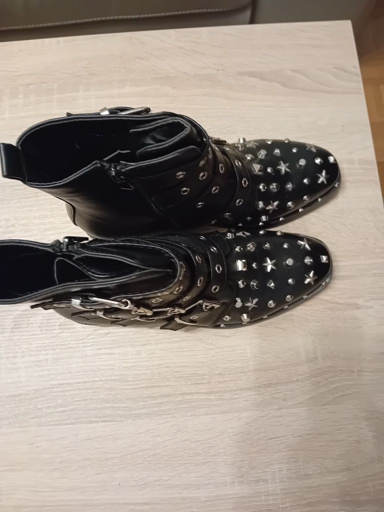 Nowe czarne buty z dzetami rozmiar 39