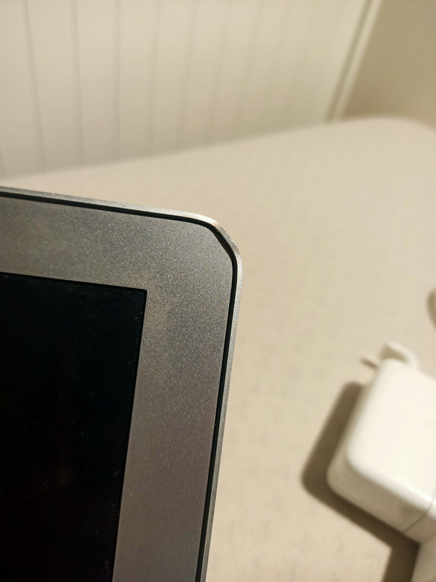 MacBook Air 6 2013 z ładowarką i etui