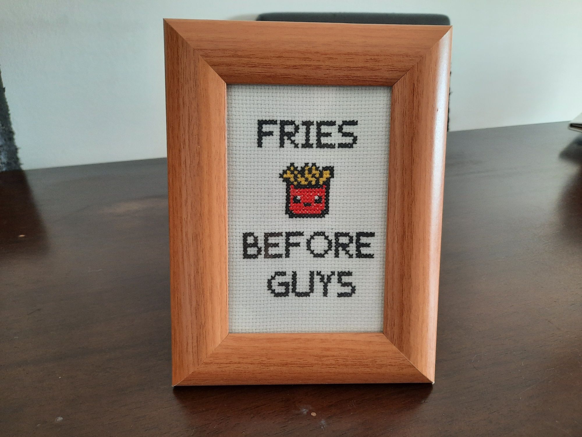 Moldura em ponto cruz "fries before guys"