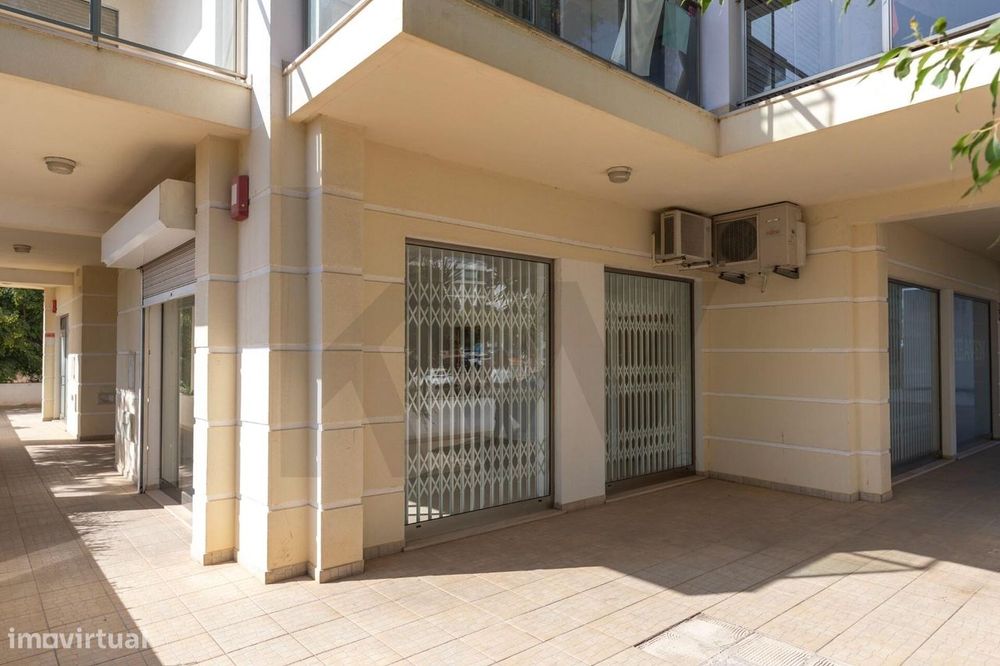Loja situada na Urbanização Quinta do Amparo, Portimão