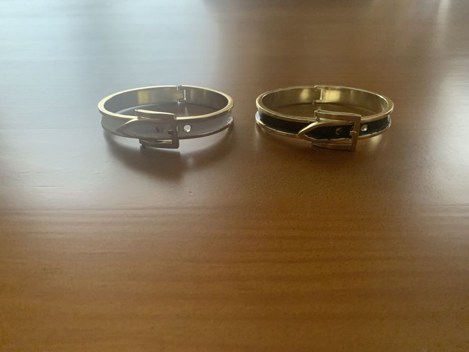 Duas pulseiras reguláveis marca Pedra Dura