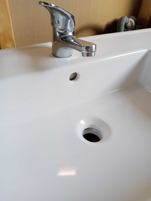 Lavatório em cerâmica com armário