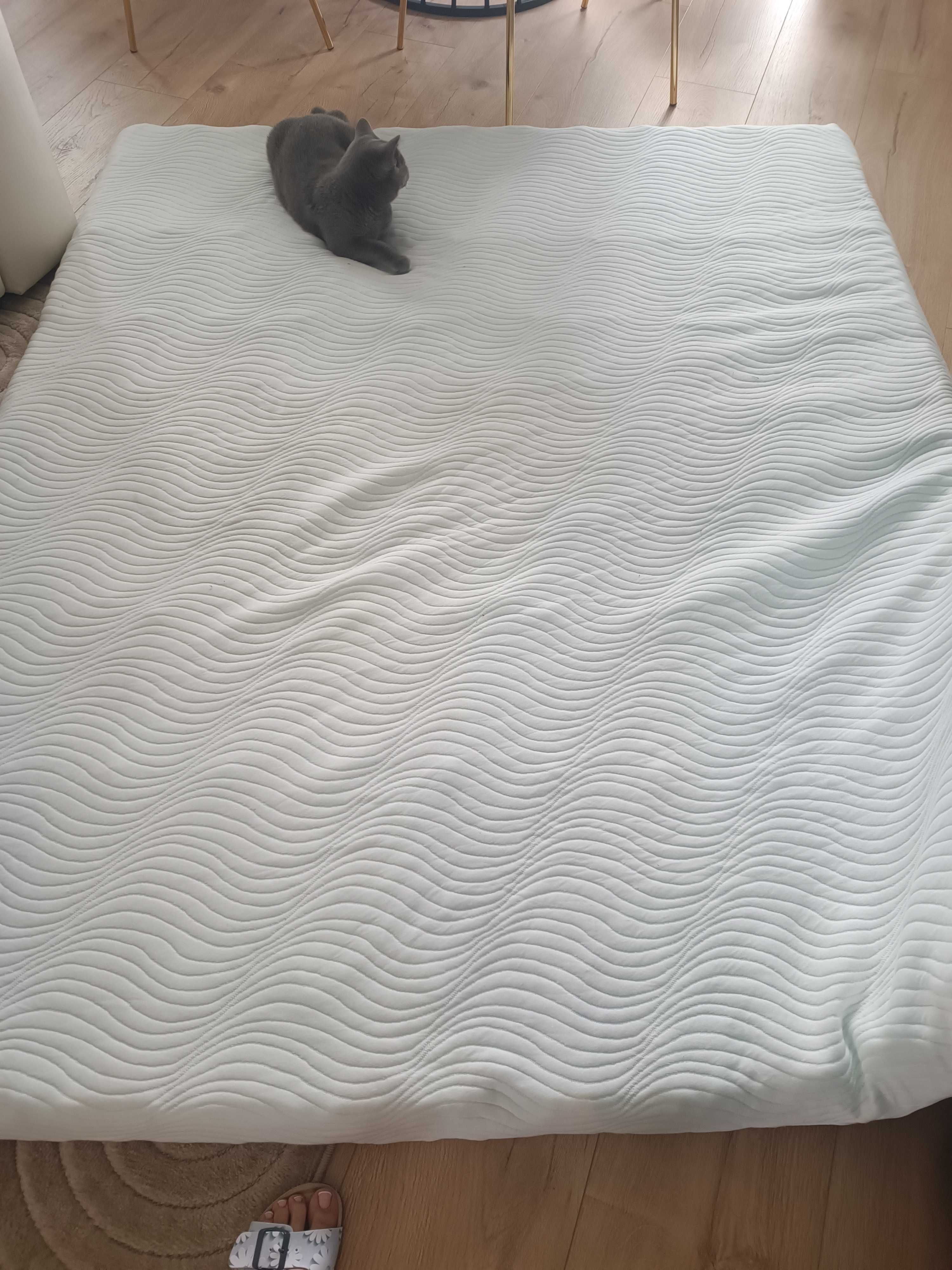 Materac  185 cm x155 cm