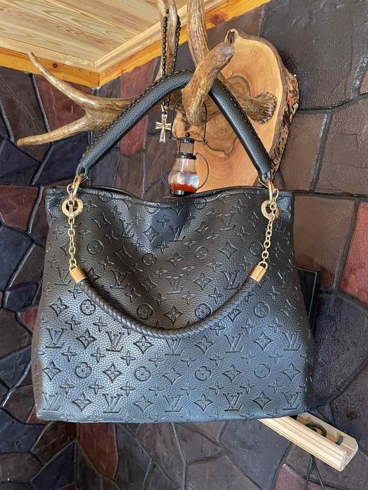 Сумка louis vuitton чорна з тисненням монограми!.