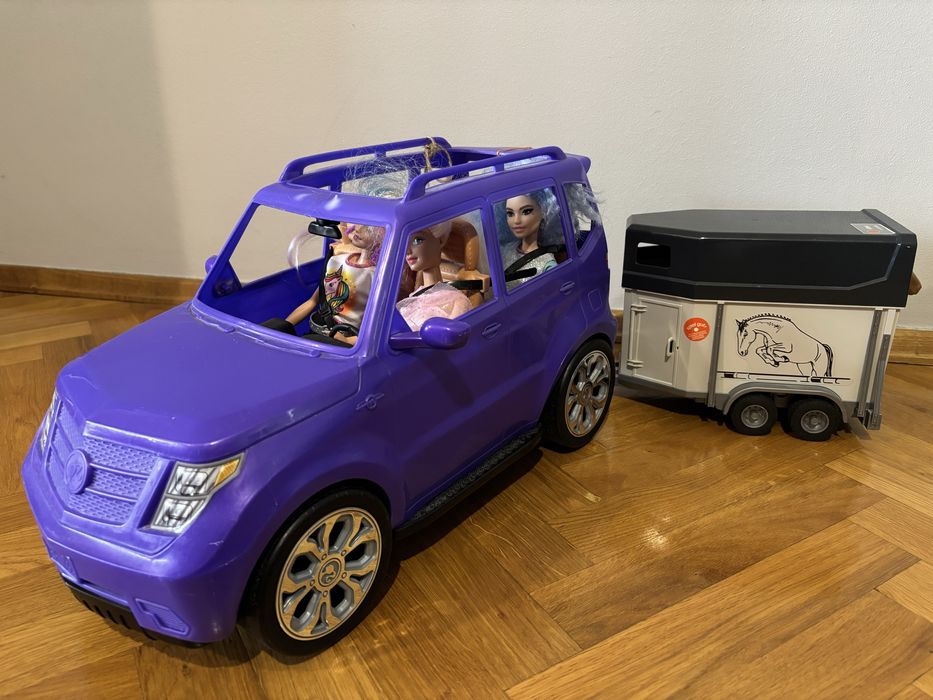 Samochód barbie z lalkami i przyczepą dla koni