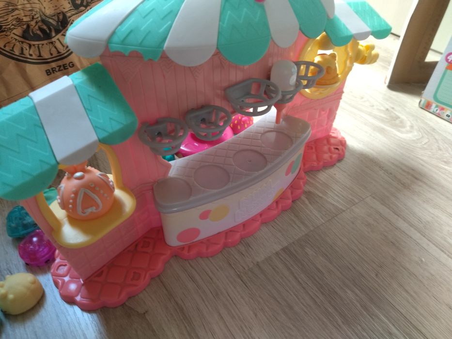 Zestaw Num Noms Fabryka Lakierów i figurki oraz pudełko