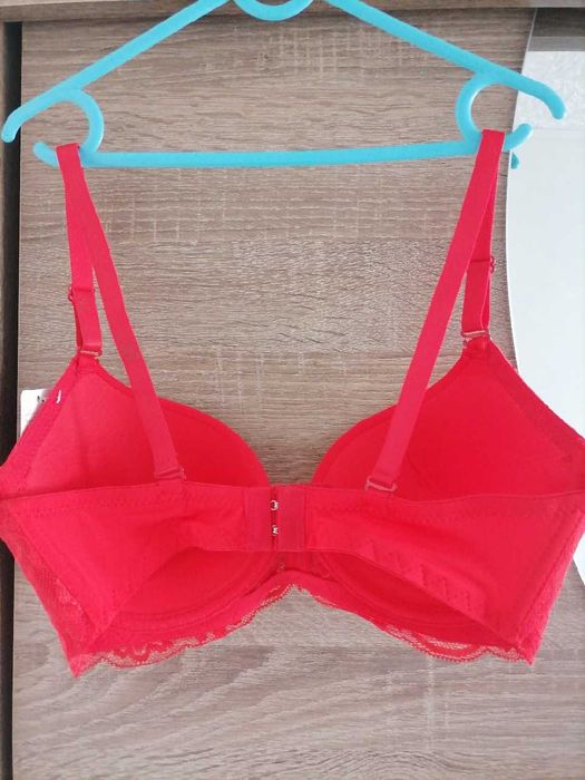 Biustonosz czerwony "Han" roz 75C-34. Nowy.