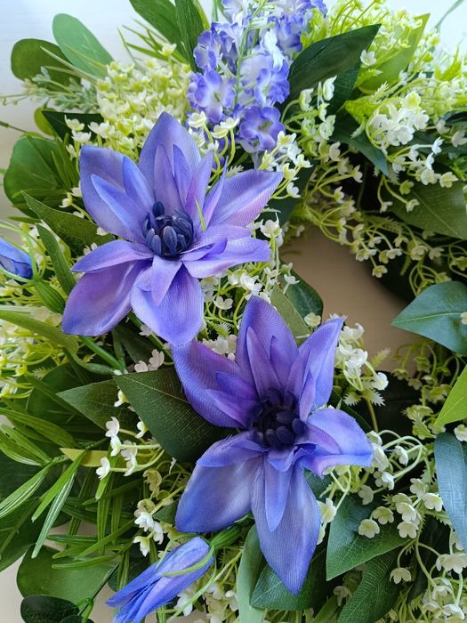 Całoroczny wianek na drzwi powojnik, bez lilak, gipsówka, eukaliptus