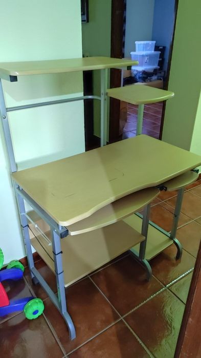 Secretária de computador/estudante