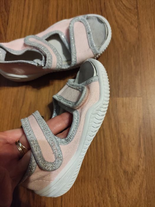 Sandałki dziewczęce r. 23