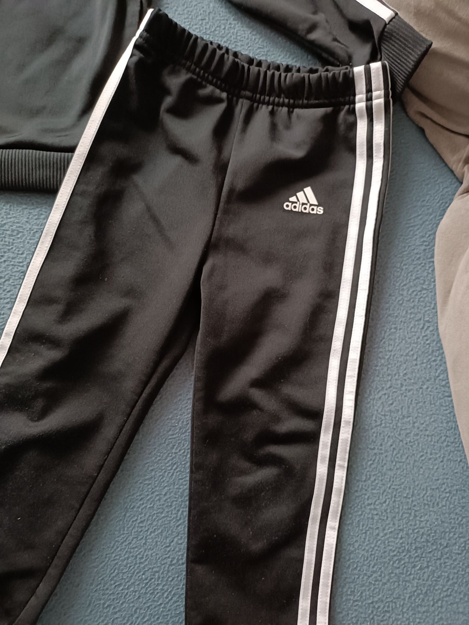 Sprzedam dres dziecięcy adidas rozmiar 98