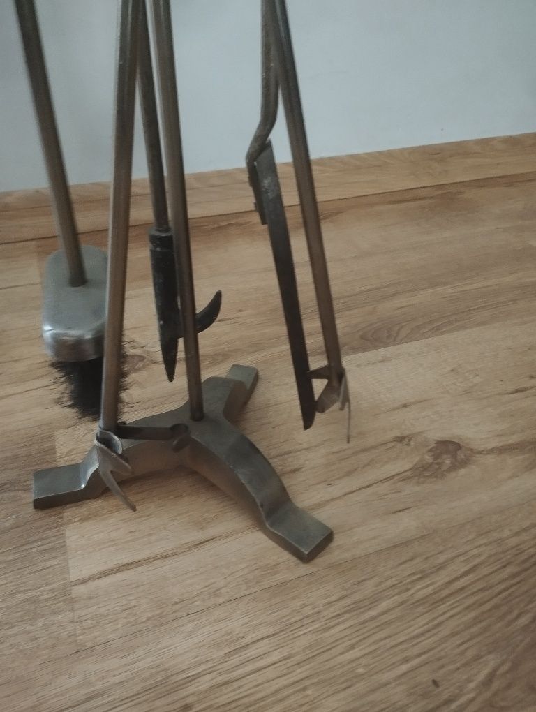 Zestaw przyrządów kominkowych, metalowy, patynowany, ciężki