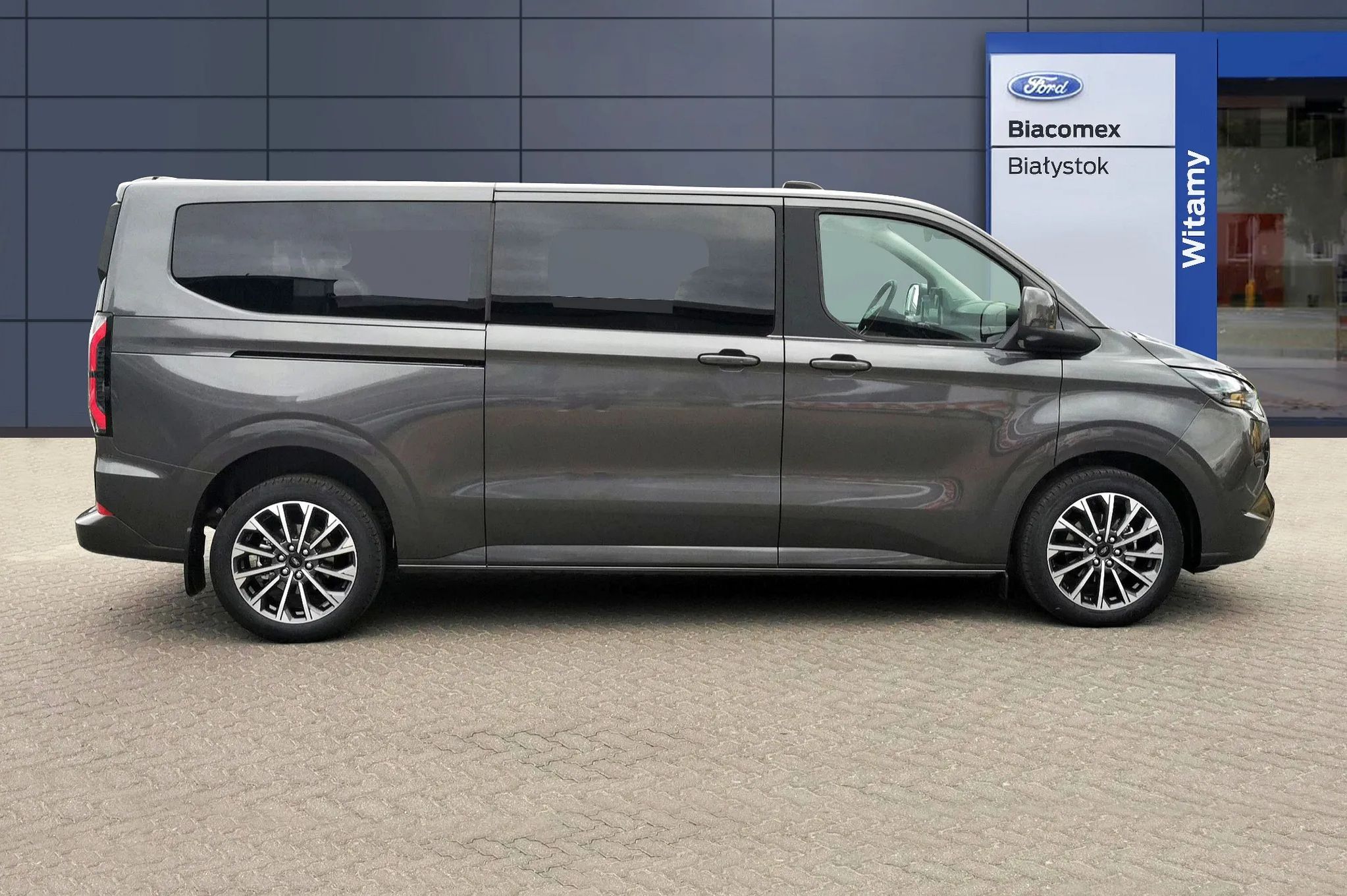 Ford Tourneo Custom Dostępny od ręki Tourneo Custom 2,5 PHEV 232KM