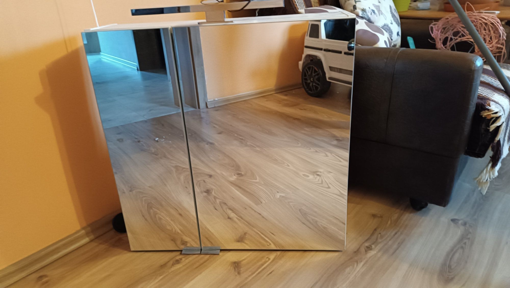 Szafka łazienkowa z lustrem