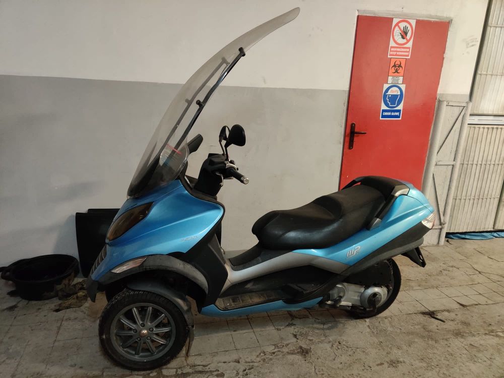 Skuter Piaggio MP3 250 cm pojemności, trójkołowiec na kategorię B