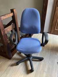Niebieskie krzeslo biurowe