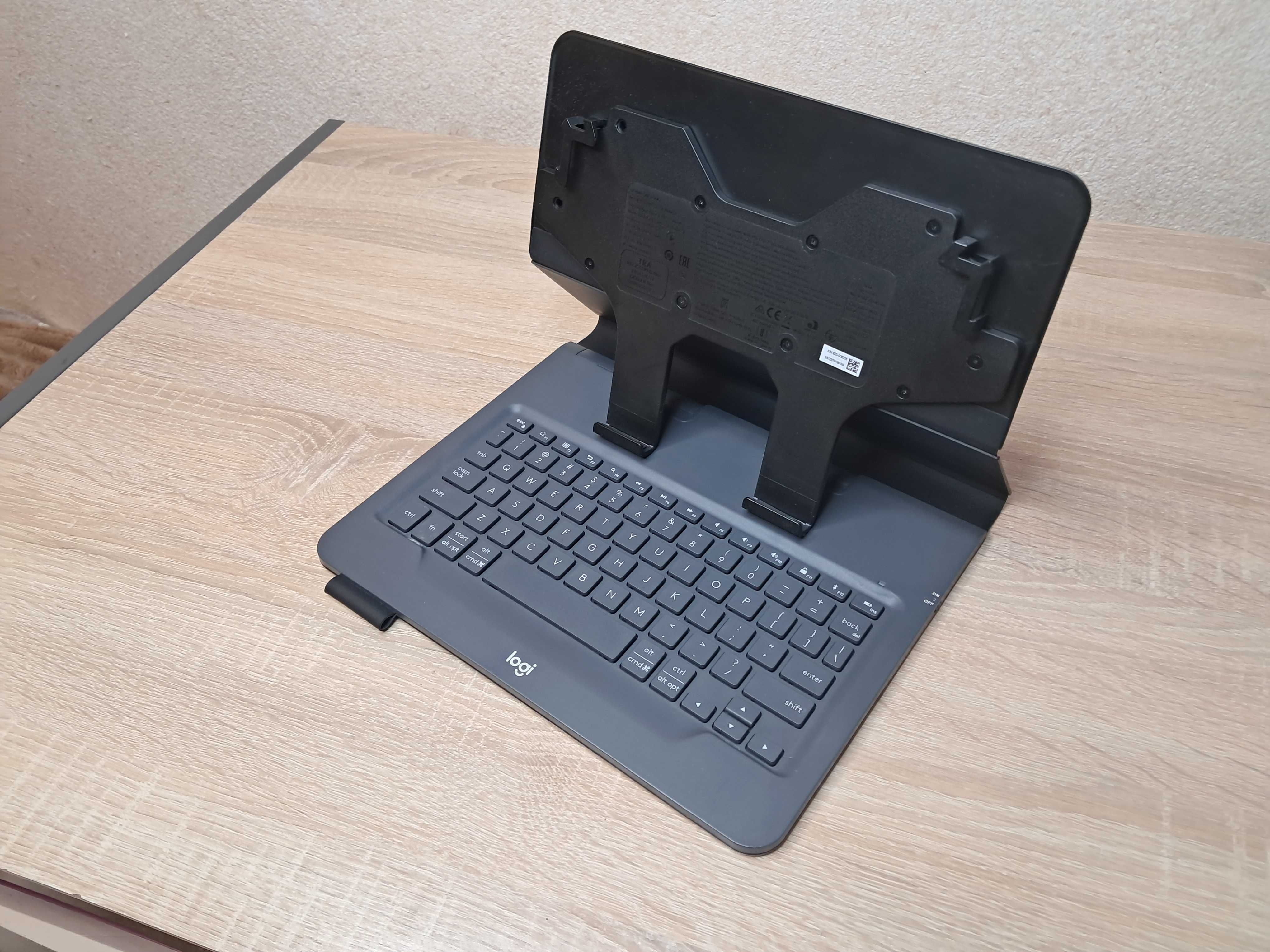 Чохол для планшету з клавіатурою Logitech Universal Folio