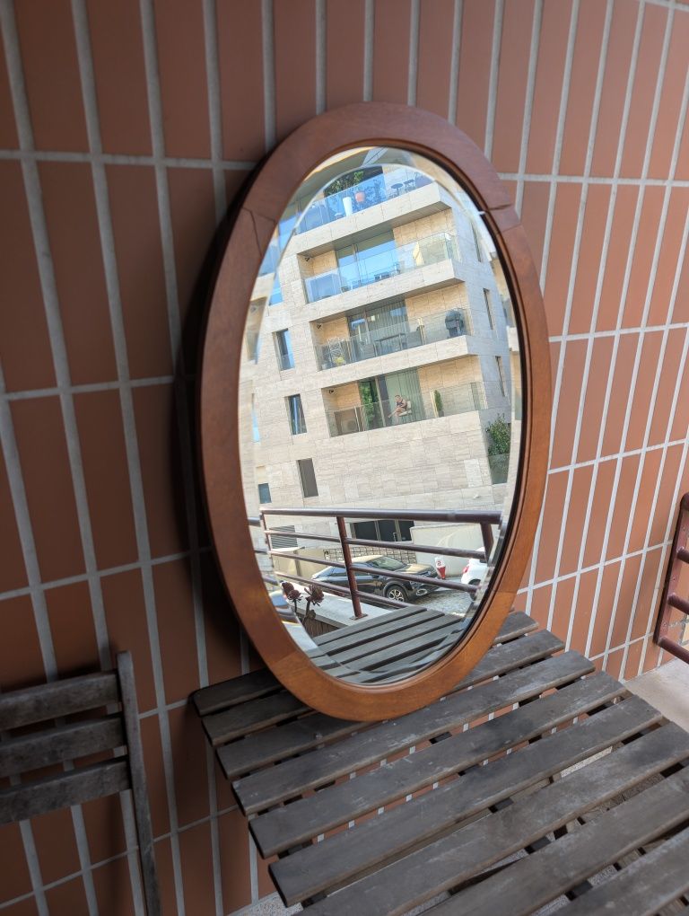Espelho oval com moldura