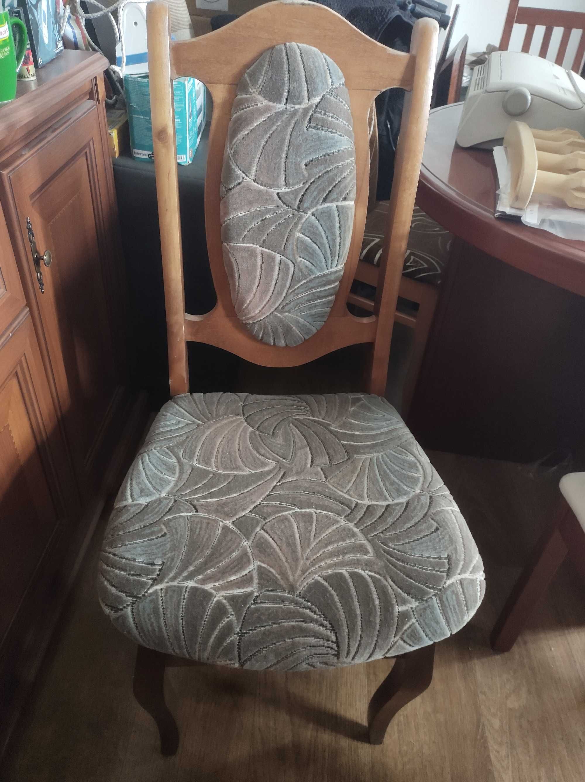 Krzesła z z naturalnego drewna z tapicerka