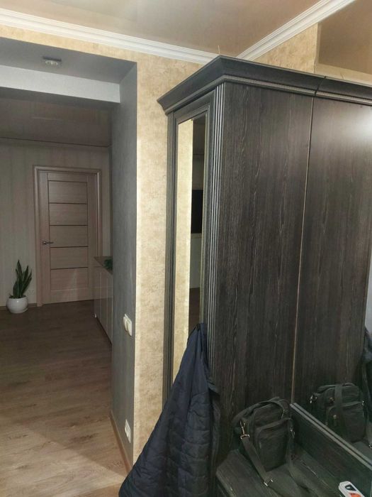 Кровать, стол, стулья, прихожая