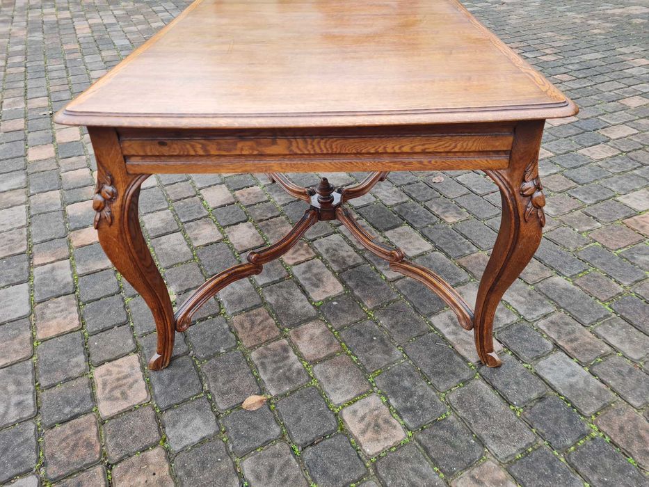 Dębowy Stół ludwikowski pięknie zdobiony