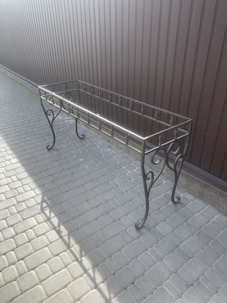 Стол кованный , лестница винтовая.