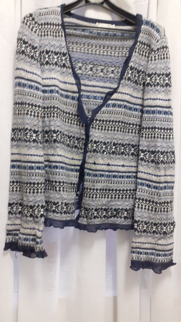 Casaco de malha lindo azul e cinzento  com pequenas  lantejoulas  e um