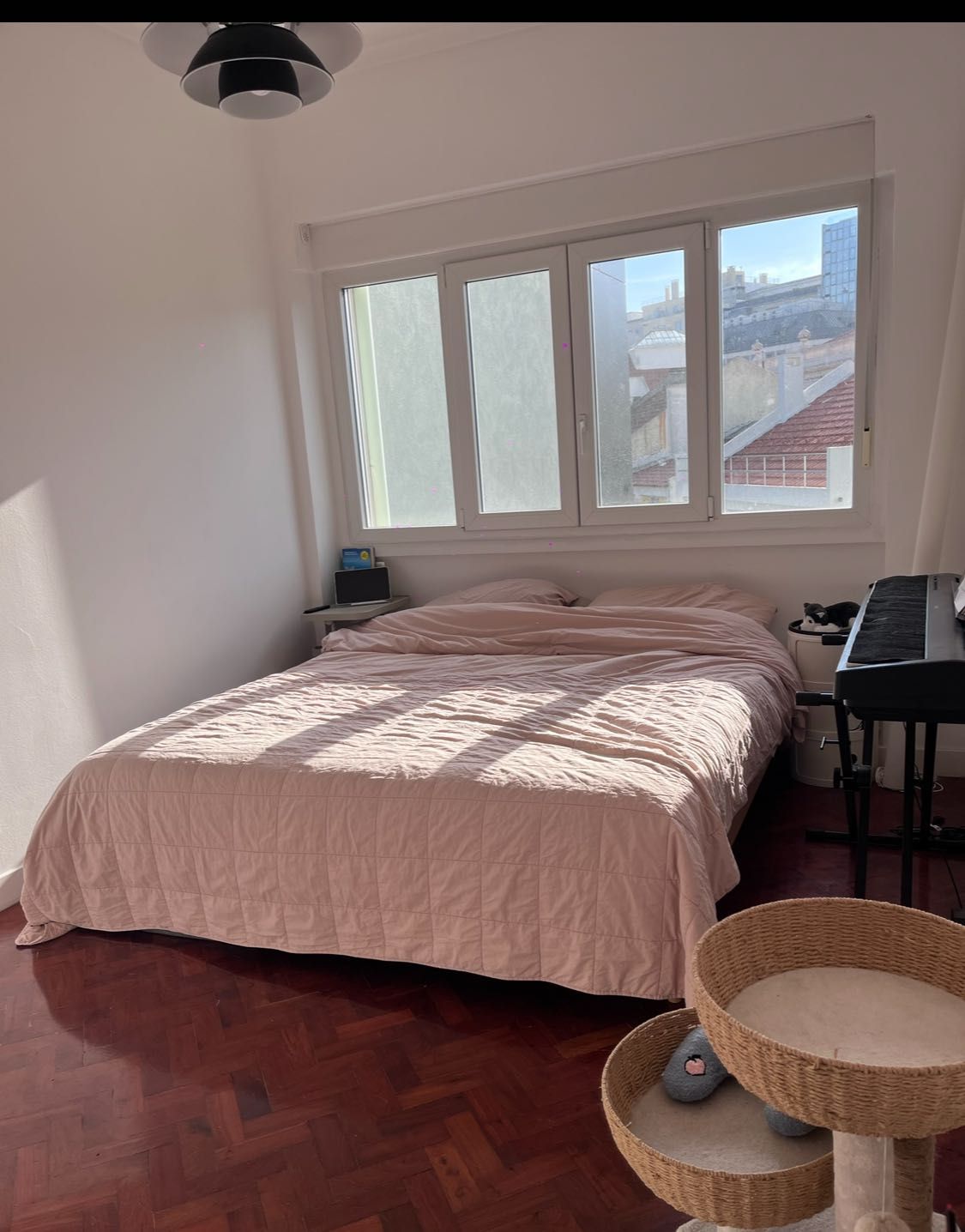 uma estrutura de cama e um colchão