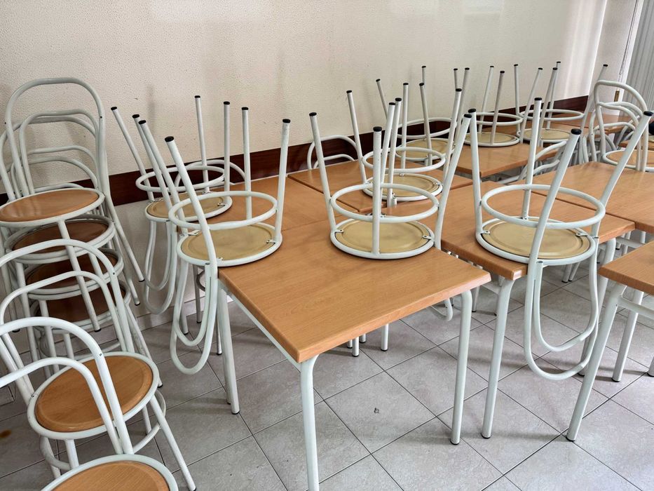 Mesas e Cadeiras de Restaurante / Café — Conjunto em bom estado