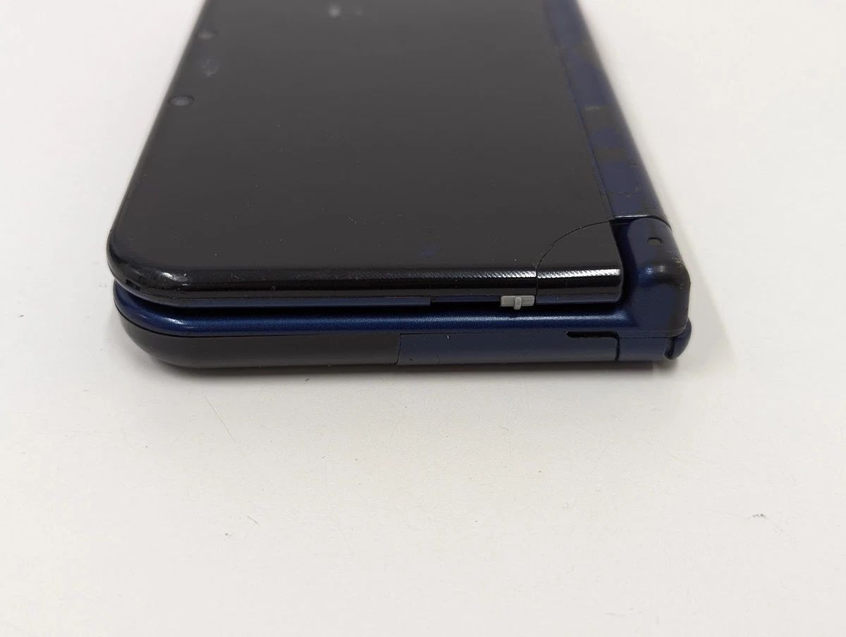 Konsola do gier New Nintedno 3ds Xl w zestawie z ładowarką.