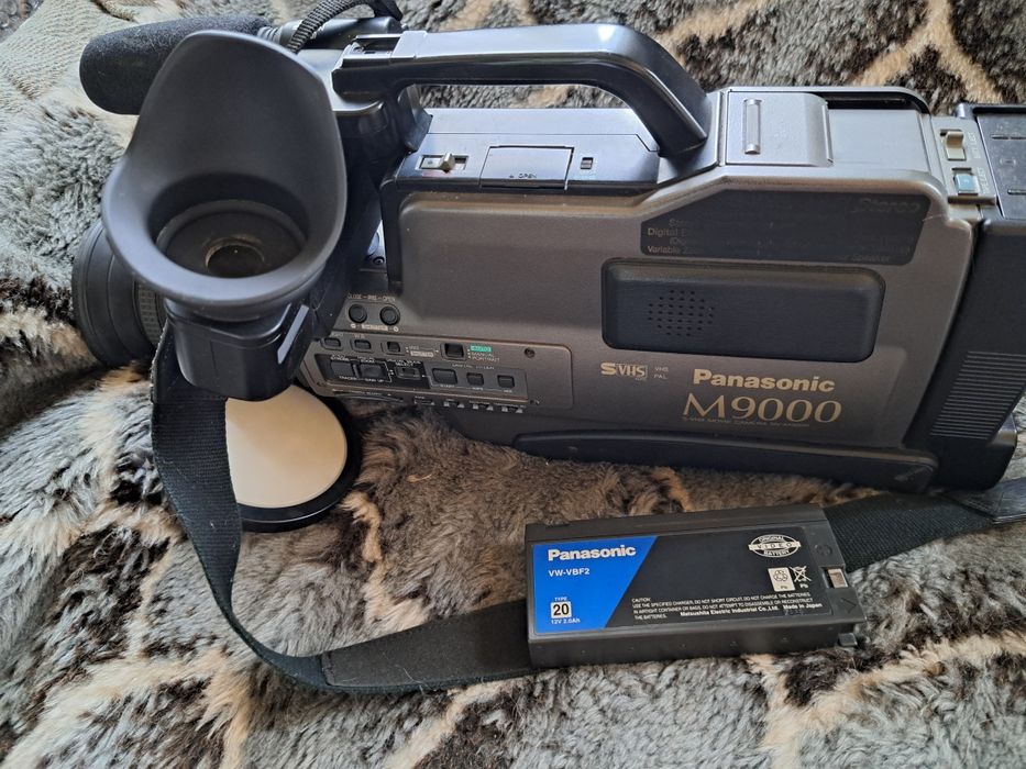 Продам  касетну відеокамеру Panasonic  M 9000