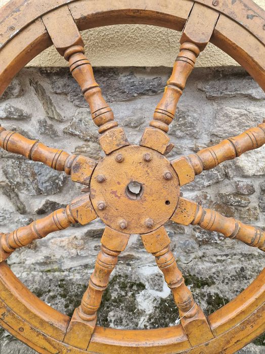 Leme de barco antigo em madeira