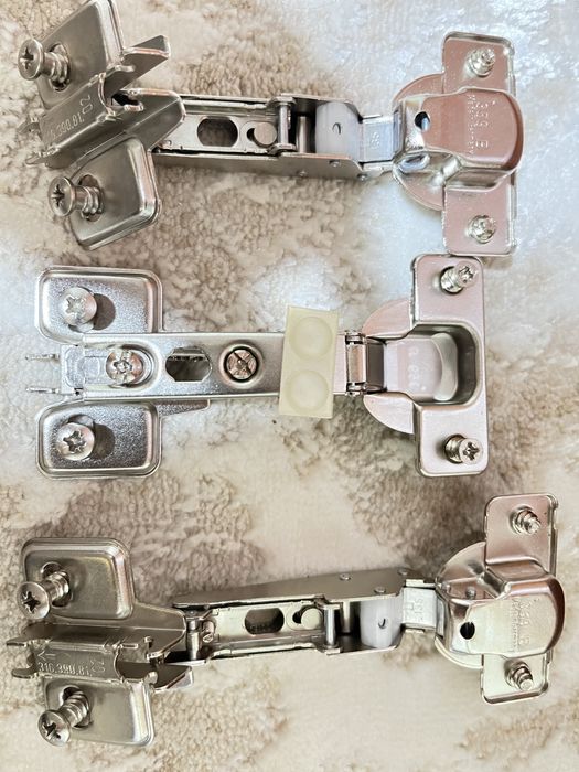 Мебліви  петлі з доводчиком