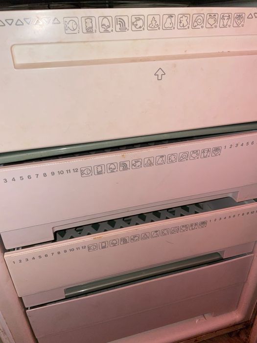 Продам морозильную камеру и две ножные швейные машинки