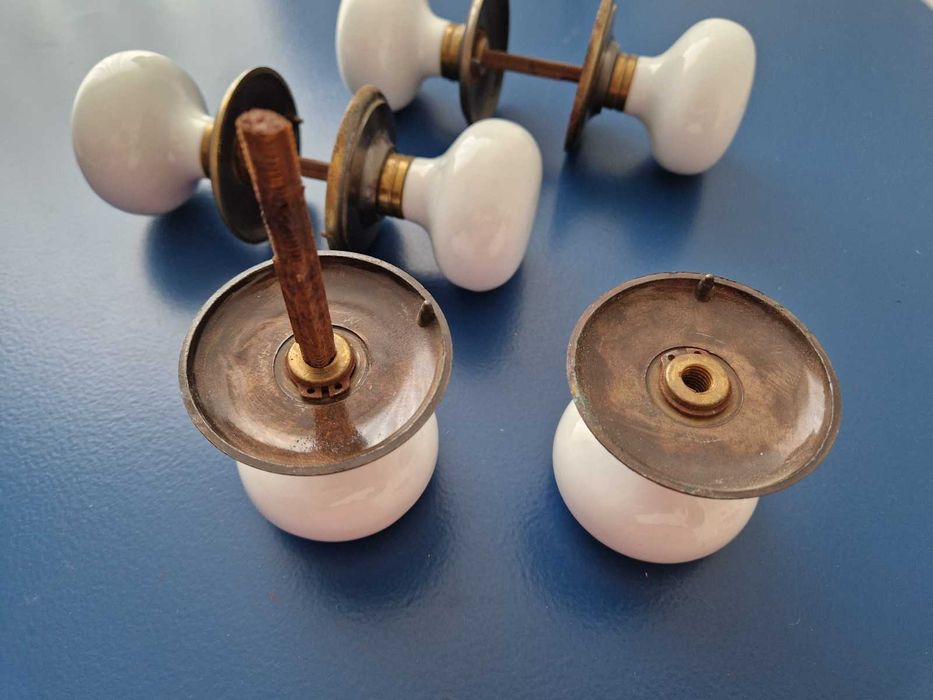 3 Pares de maçanetas antigas em porcelana branca
