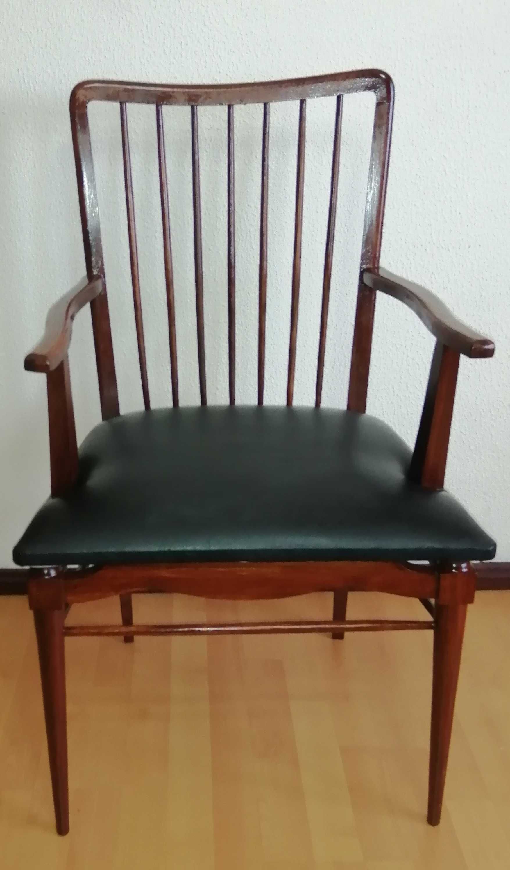 Cadeirão antigo almofadado