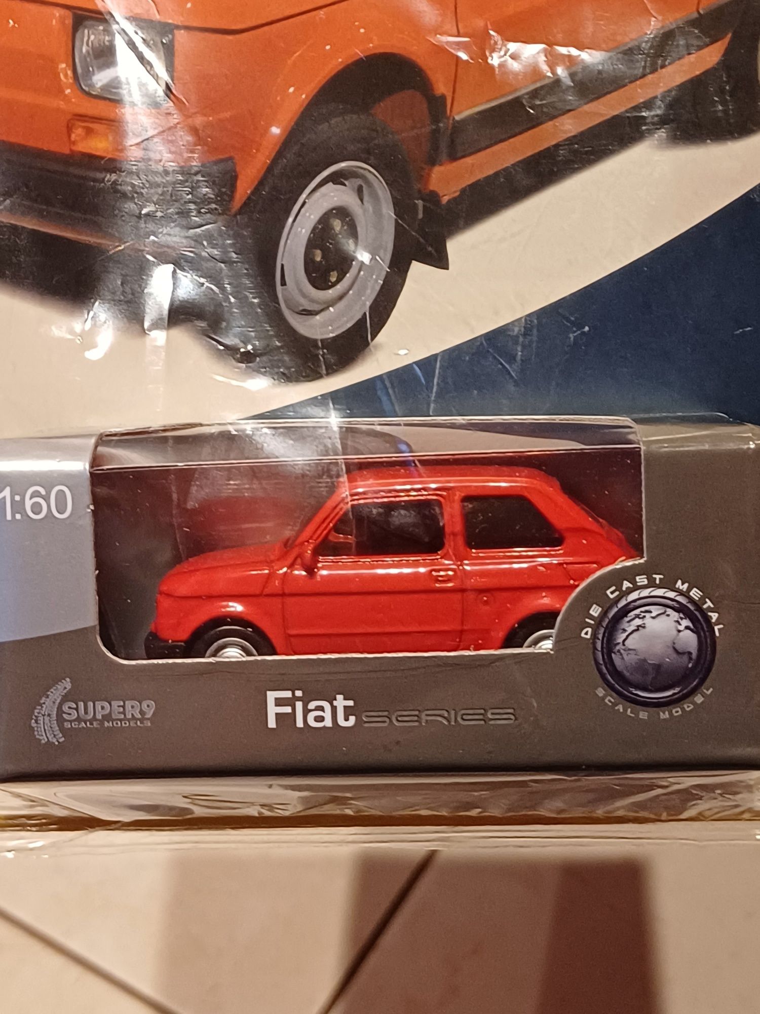 Sławne Auta autko Fiat 126 z gazetką