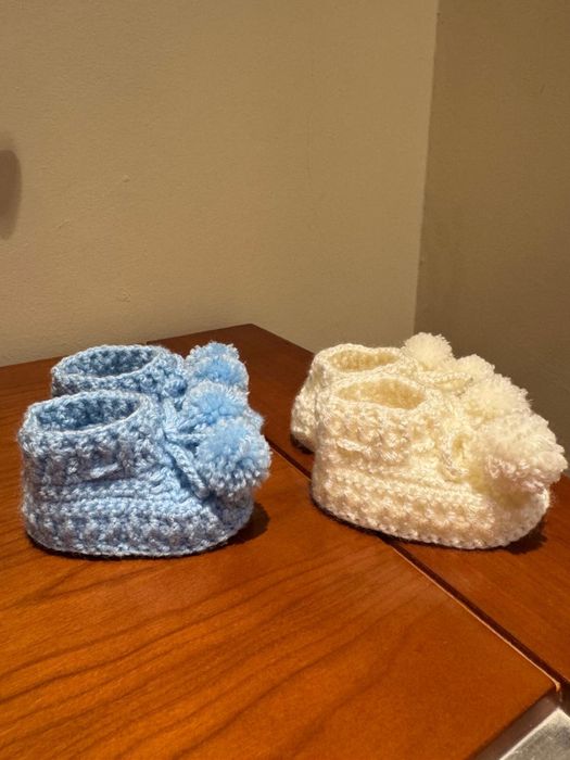 Sapatinho de bebé em croché feito à mão