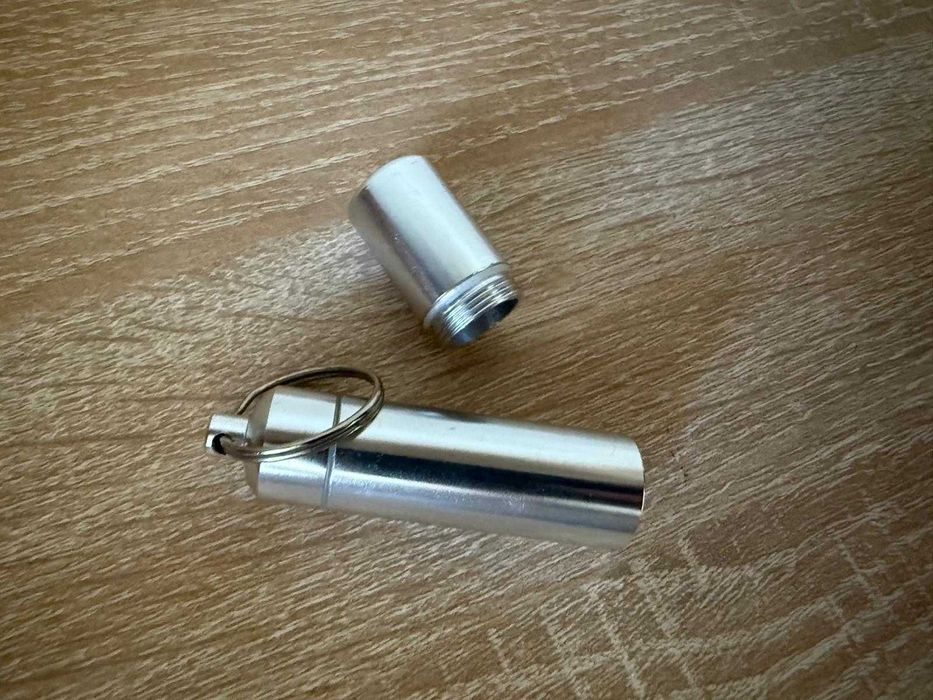 Brelok pojemnik na leki proszki pieniądze