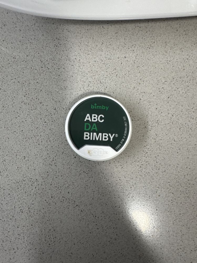 Bimby com pen de receitas.