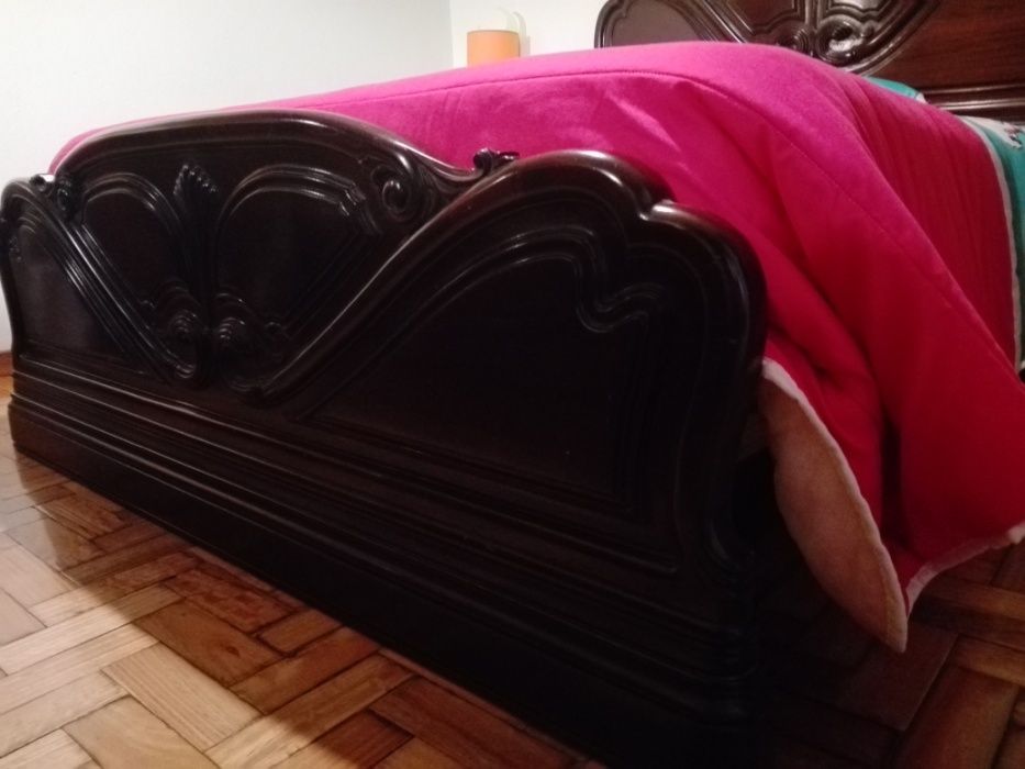 Mobília de quarto de casal - Madeira Maciça